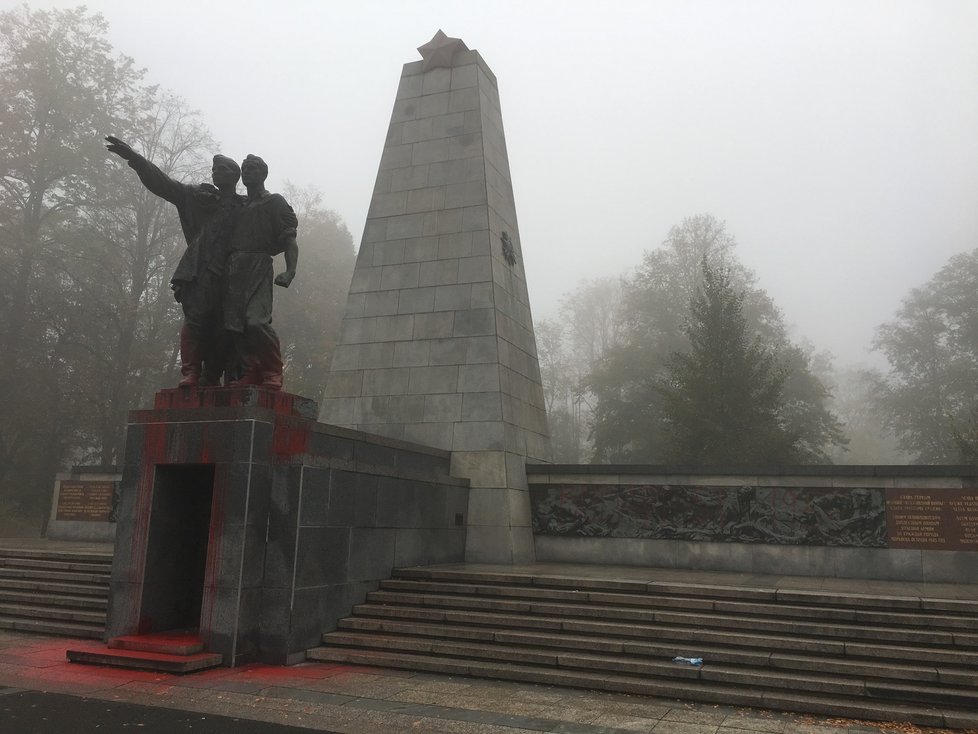 Památník sovětských vojáků a československých občanů, kteří padli při osvobozování Ostravy v roce 1945, polil neznámý pachatel v Komenského sadech v Ostravě červenou barvou.