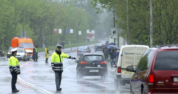 Hlavní tah na Ostravu musel být uzavřen kvůli ohrožení statiky mostu přes řeku Olši.