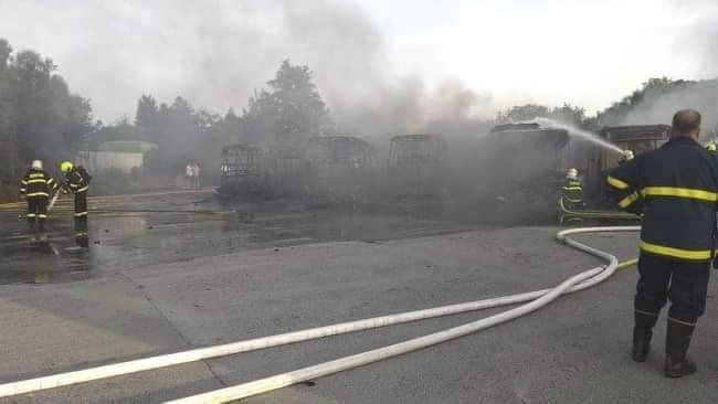 Požár v garážích DPO poškodil 12 zaparkovaných autobusů