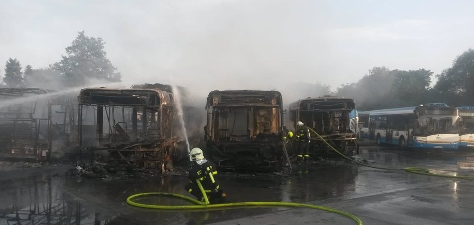 Požár v garážích DPO poškodil 12 zaparkovaných autobusů