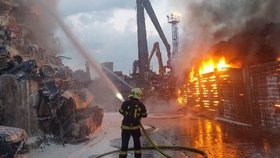 Požár vrakoviště v Ostravě: Hasiči bojovali s plameny desítky hodin