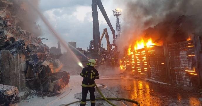 Požár na vrakovišti v Ostravě v roce 2021.