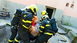 V Ostravě hořel dům: Osm lidí se zranilo, hasiči evakuovali celkem 25 osob