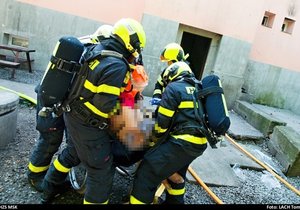 Hasiči z hořícího domu v Ostravě evakuovali celkem 25 osob, včetně dětí