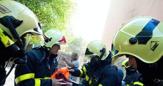 Hasiči z hořícího domu v Ostravě evakuovali celkem 25 osob, včetně dětí