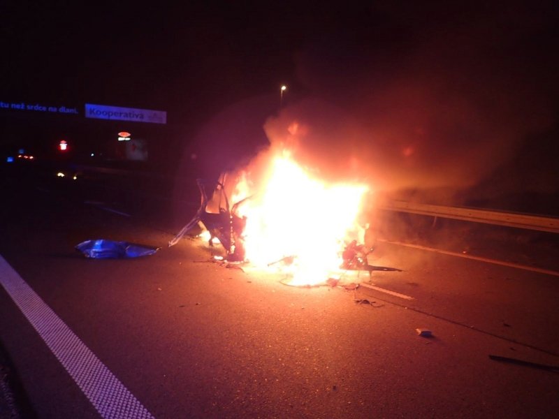 Řidič v Ostravě narazil do mostního pilíře: Uhořel ve svém voze.