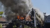 Mohutný požár vrakoviště v Ostravě! Hořet začalo po explozi