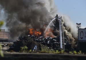 Mohutný požár vrakoviště v Ostravě