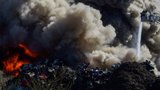 Požár vrakoviště v Ostravě po 24 hodin uhašen: Za obrovským ohněm je asi výbuch v drtičce