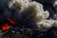 Požár vrakoviště v Ostravě po 24 hodin uhašen: Za obrovským ohněm je asi výbuch v drtičce