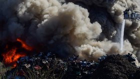 Mohutný požár autovrakoviště v Ostravě.