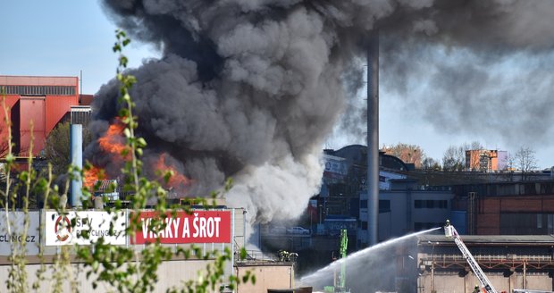 Mohutný požár vrakoviště v Ostravě.