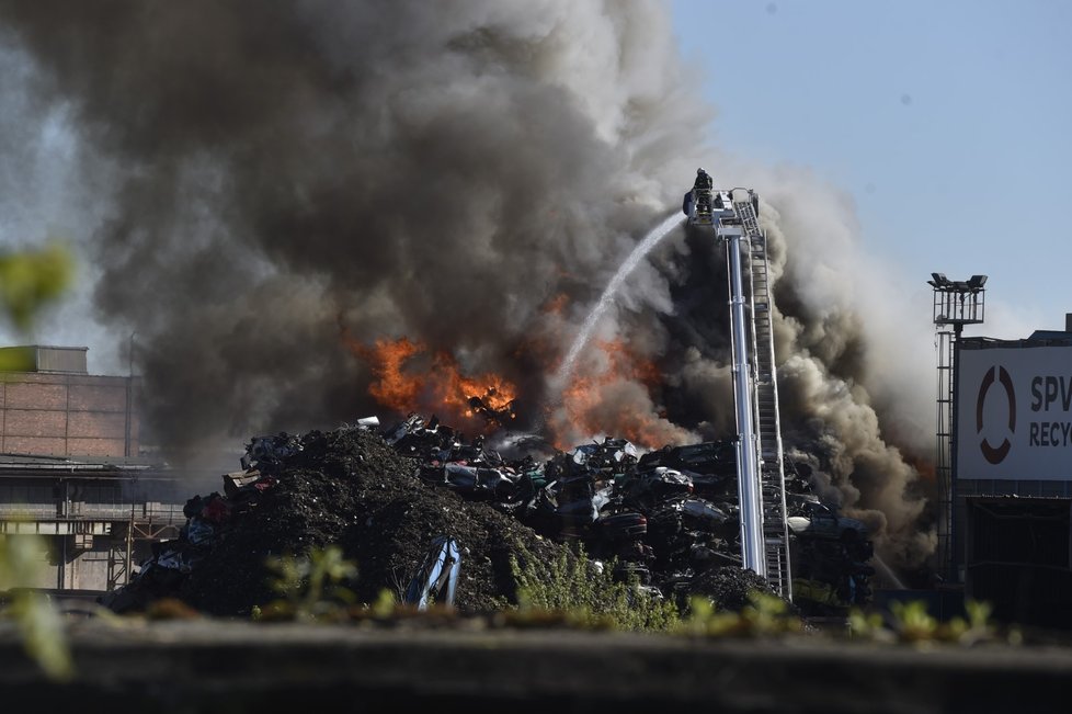 Mohutný požár autovrakoviště v Ostravě.