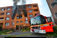 Požár domu v Ostravě: Hasiči zachránili muže a dívku