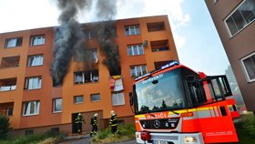 Hasiči zachránili z hořícího domu v Ostravě-Dubině muže a dívku