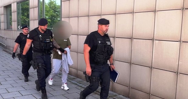 Lupič pronásleduje jednu ze svých obětí. Za přepadení dvou lidí s nožem v ruce mu hrozí dva roky až deset let za mřížemi.