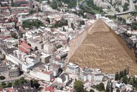 Nad Ostravou se rozzáří Cheopsova pyramida