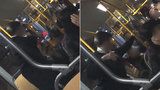 Cestující v ostravské tramvaji se zastal řidičky: Skupinka mladíků ho brutálně napadla!