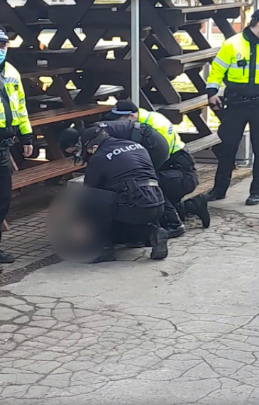 Policie v Ostravě spoutala na zemi ženu, která se chovala arogantně a odmítala si nasadit respirátor. Všemu přihlížela její malá dcera (5)