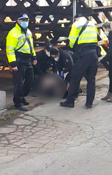 Police v Ostravě spoutala na zemi ženu, která se chovala arogantně, a odmítala si nasadit respirátor. Všemu přihlížela její malá dcera (5)