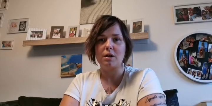 Tereza Kolářová (30) z Ostravy čelí vlně výhrůžek a nadávek. Ona je ženou, kterou policisté spoutali kvůli tomu, že si odmítla nasadit na veřejnosti v Ostravě roušku.