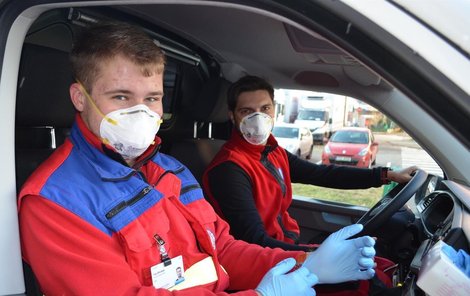 Ostravští studenti Richard Lizák a Filip Šrubař (zleva) vozí pacienty pro vítkovickou nemocnici.