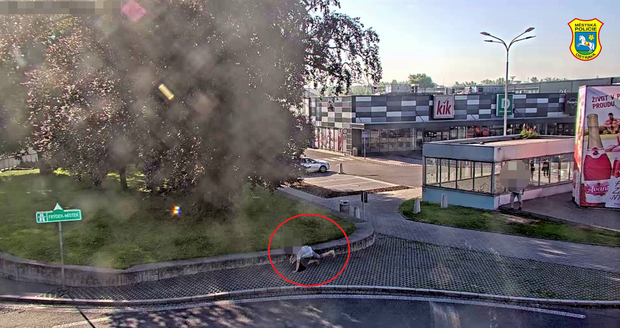 Seniorka v centru Ostravy zakopla a zranila se. Pomohli ji strážníci.