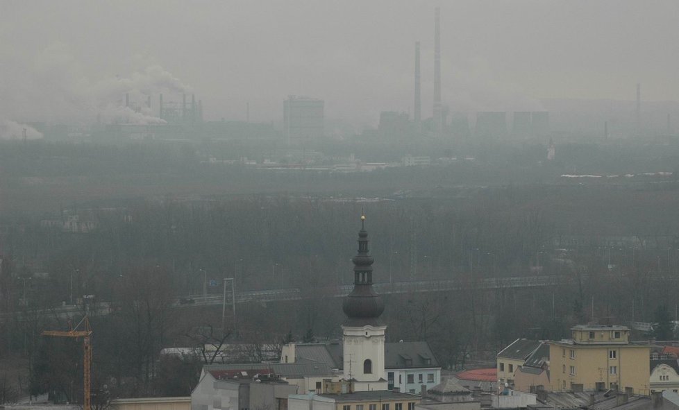 Ostrava zahalená do smogu. Místní tomu říkají šedá záře.