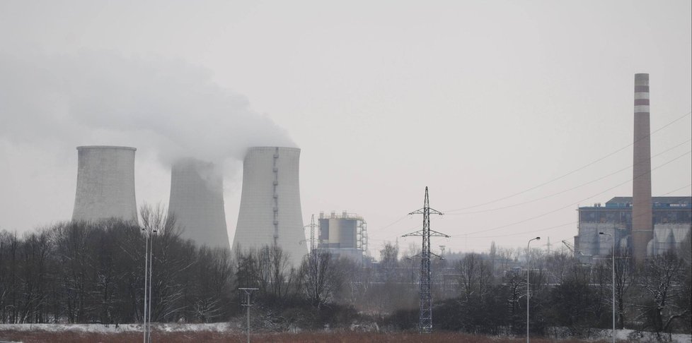 Ostrava je doslova obklopena fabrikami, které jedovatý vzduch ještě zhoršují.