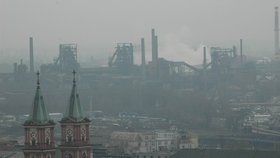 Ostrava zahalená smogovou mlhou