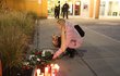 Lidé před nemocnici pokládají květiny a zapalují svíčky pro oběti šíleného střelce