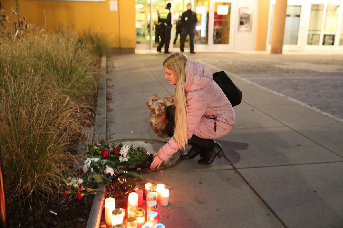 Lidé před nemocnici pokládají květiny a zapalují svíčky pro oběti šíleného střelce