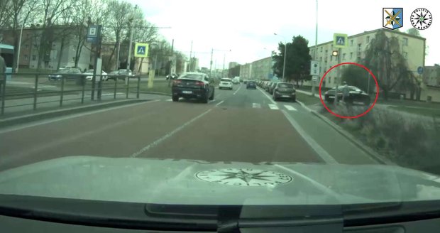Při rychlosti až 200 km/h se proháněl po chodníku mezi paneláky a ohrozil mnoho lidí.