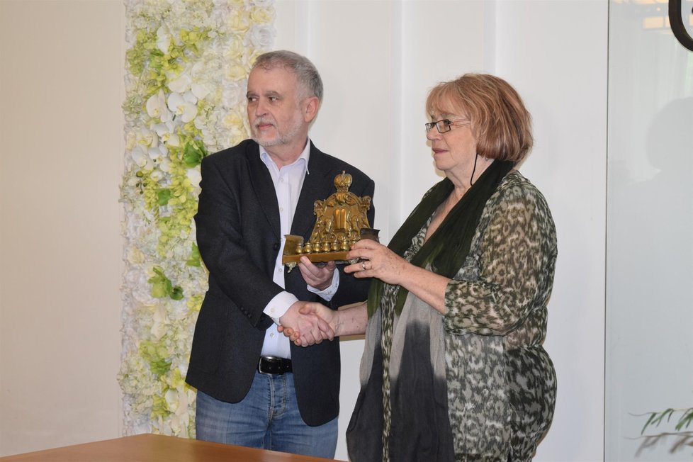 Radan Salomonovič předává svícen ředitelce Ostravského muzea Jiřině Kábrtové.