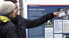 Ostravské Masarykovo náměstí se 16. listopadu ráno proměnilo v totalitní městečko, kde se návštěvnici mohli vrátit v čase o 20 let zpátky.