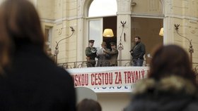 Ostravské Masarykovo náměstí se 16. listopadu ráno proměnilo v totalitní městečko, kde se návštěvnici mohli vrátit v čase o 20 let zpátky.
