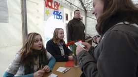 Ostravské Masarykovo náměstí se 16. listopadu ráno proměnilo v totalitní městečko, kde se návštěvnici mohli vrátit v čase o 20 let zpátky.
