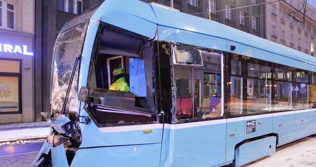 V centru Ostravy se srazily dvě tramvaje, osm cestujících se zranilo.