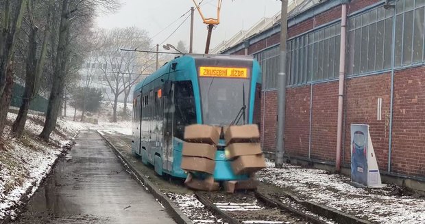 Dopravní podnik v Ostravě testuje unikátní, v Česku dosud nepoužívaný systém proti nabourání do překážky.