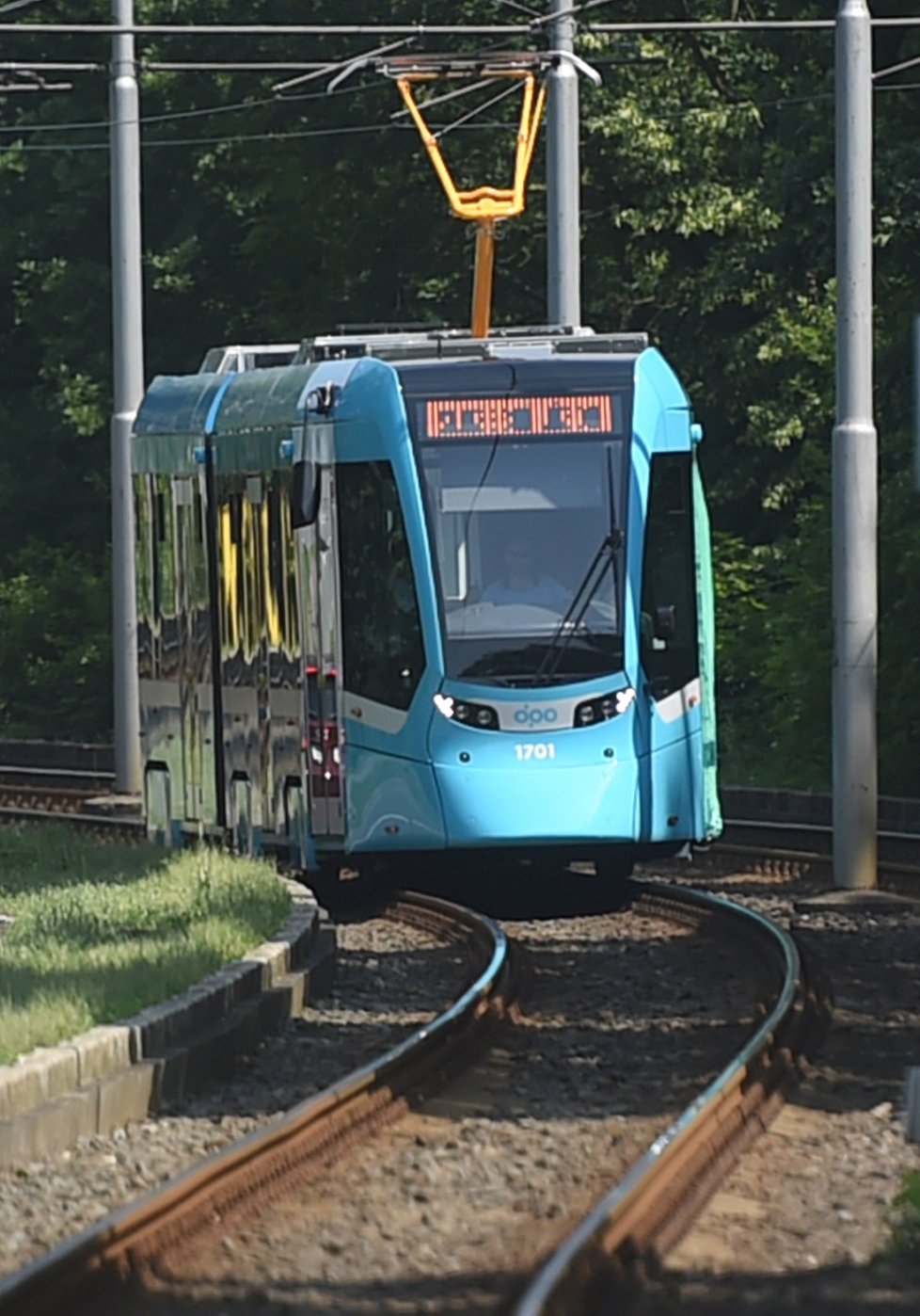 Nízkopodlažní tramvaj Stadler, kterou švýcarská společnost Stadler vyvinula speciálně pro Ostravu.