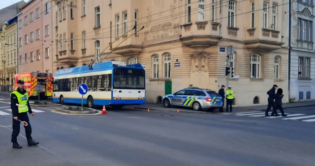V Ostravě srazil trolejbus cyklistku (51), utrpěla velmi těžká zranění. Patrně jela na červenou.