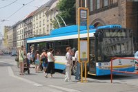 Drama v ostravském trolejbusu: Muž s noži si vzal cestující jako rukojmí