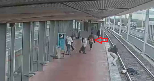 Agresor se blíží k nic netušícím obětem, sráží je k zemi, seniorka spadla až do tramvajových kolejí. Několik lidí běží na pomoc, útočník odchází jakoby nic.
