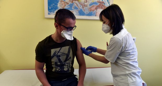Očkování proti koronaviru začalo i na Ostravsku. První na řadě byl přednosta kliniky