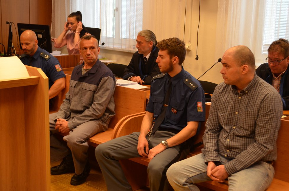 Pavel H. a Karel J. (zleva) u Krajského soudu v Ostravě přiznali, že za výbuch domu v Provaznické ulici v Ostavě mohou.