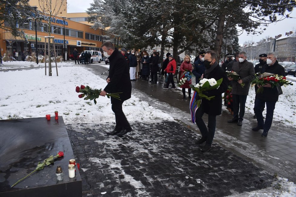 Krátká pieta proběhla poklidně. Přišli vrcholní zástupci kraje, města, policie a dalších institucí.