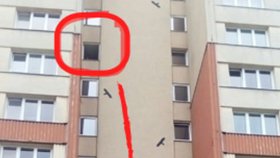 Muž vyhodil dítě z tohoto okna a pak za ním skočil. Letěli zhruba 20 metrů.