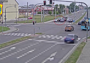Agresivní řidič dodávky v Ostravě vybržďoval řidičku škodovky, na křižovatce pak napadl jejího spolujezdce. Zpacifikovali ho strážníci, kteří jeli kolem.