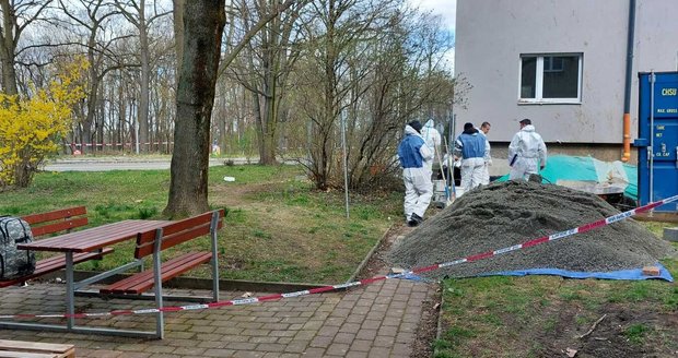 Pyrotechnici na místě výbuchu v Ostravě.