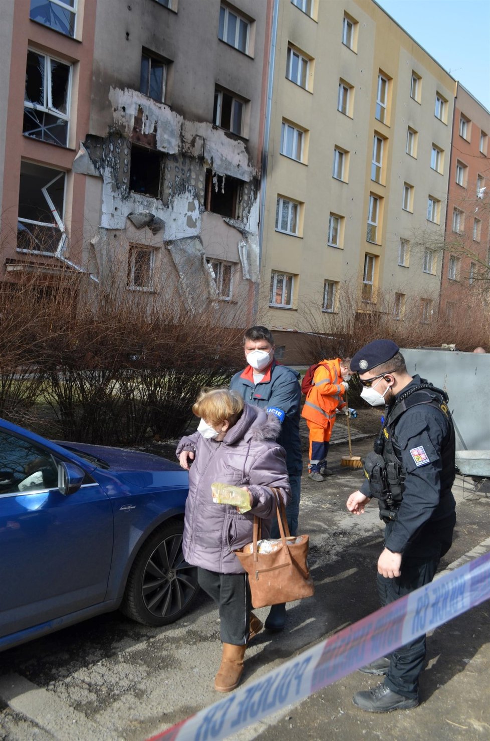 Syn se postará o maminku (81), která se vrátila z nemocnice, a týden poté došlo v domě k explozi.